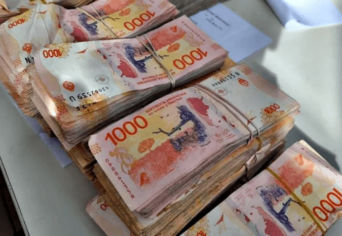LLEVABA 4 MILLONES EN UNA CAJA